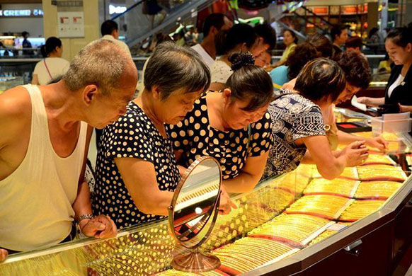 Chinese Citizens Shopping For Gold